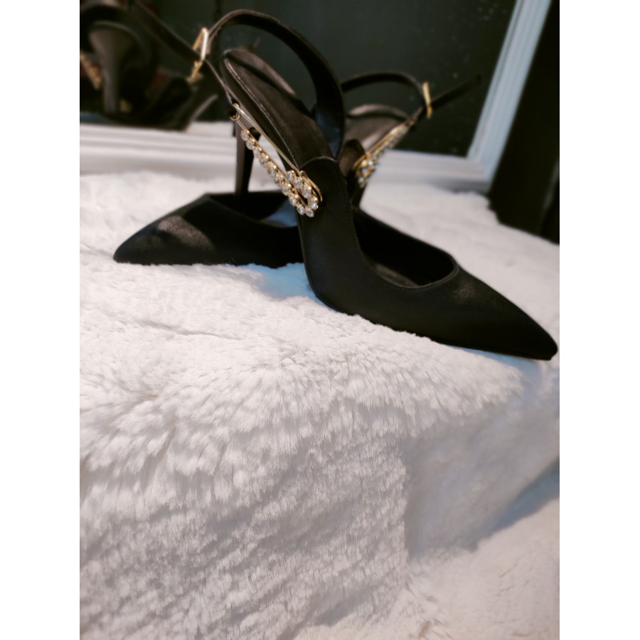 Çengel Taş Detaylı Siyah Stiletto